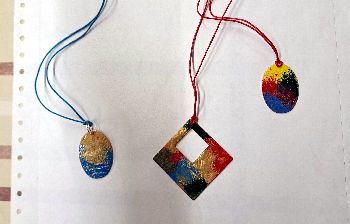 Smaltované prívesky 2025